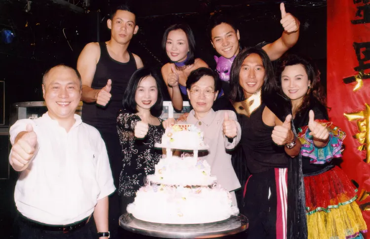 汪建民（後排左）當年拍《台灣靈異事件》留下不少與劇組人員的花序照，前排左為導演伍宗德。華視提供