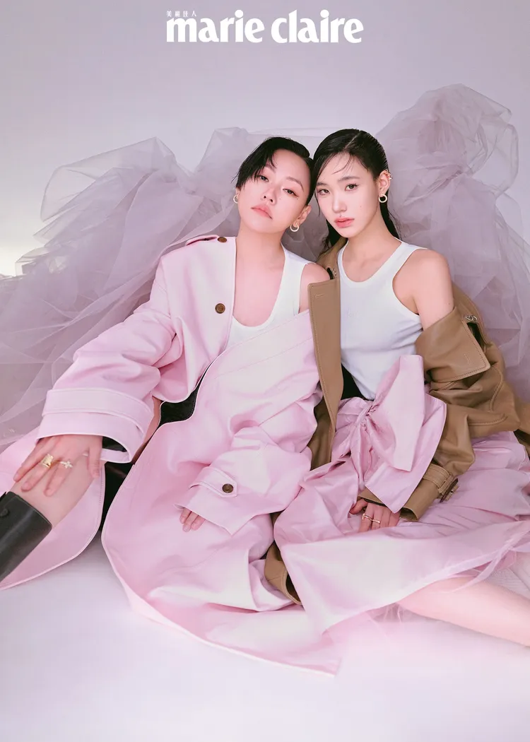小S（左）、Lily（右）拍攝《Marie Claire Taiwan美麗佳人》封面。《Marie Claire Taiwan美麗佳人》國際中文版提供
