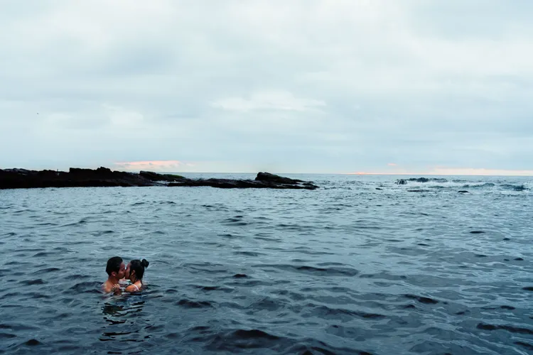 范少勳、林奕嵐「下海」下海擁吻，總算認愛。鏡文學提供