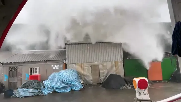 宜蘭大溪漁港出現2層樓高巨浪。翻攝自「爆料公社」