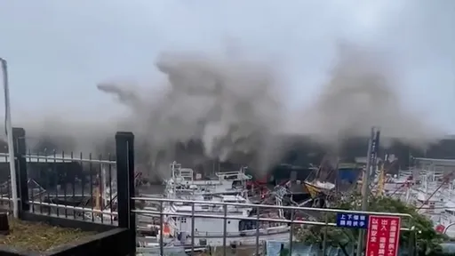 宜蘭「2層樓巨浪」越堤狂打漁港 網驚:根本是海嘯了