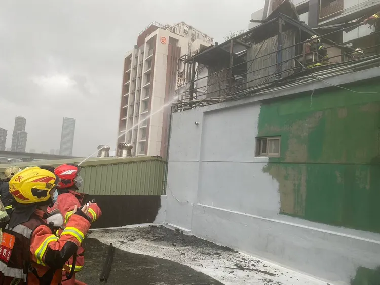 颱風天出勤，警消20分鐘內滅火。翻攝畫面