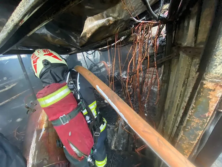 三重頂加基地台颱風天起火，消防隊巡查火場了解原因。翻攝畫面