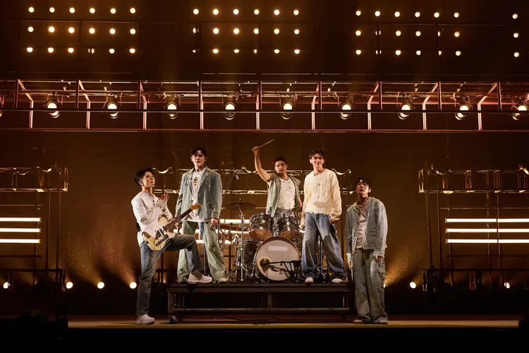 MIYAVI（左起）、尤長靖、鳳小岳、慶怜與早安合作演出《盛夏光年》。圖／芒果TV《披荊斬棘〉提供