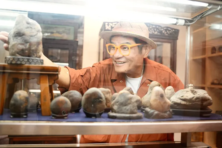 許效舜喜愛收藏石頭。彭欣偉攝