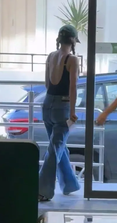 蔡依林私服Look，露出大片美背。翻攝Molly環遊歐洲小紅書