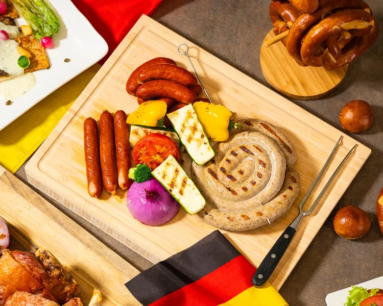 三款各具特色的經典德國香腸，是享受傳統德式美食的必嘗美味。業者提供