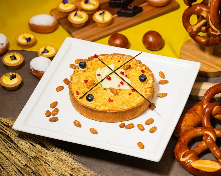 琳琅滿目的經典德式甜點中，這款酸甜適中的「德式蘋果派」，每一口都充滿幸福滋味。業者提供