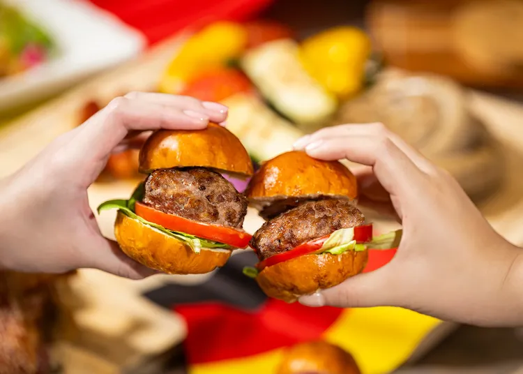 鐵板現煎的「慕尼黑牛肉漢堡」，搭配焦化洋蔥與黑啤酒香氣，肉汁四溢，香氣濃郁。業者提供