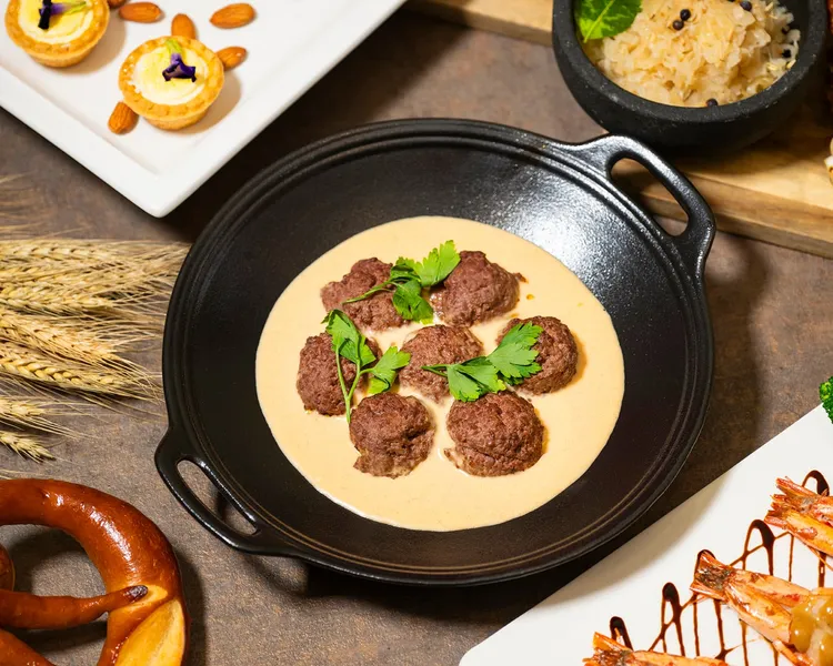 手工製作的「柯尼斯堡肉丸」，濃郁奶香與柔軟肉質完美結合，配上綿密馬鈴薯泥，絕對經典。業者提供