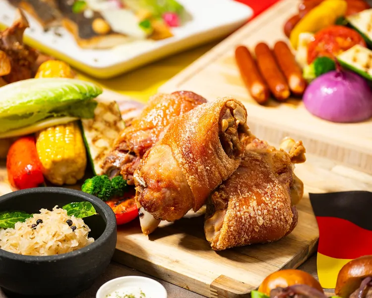 「德國烤豬腳」酥脆金黃的外皮，搭配酸菜與啤酒一起享用。業者提供