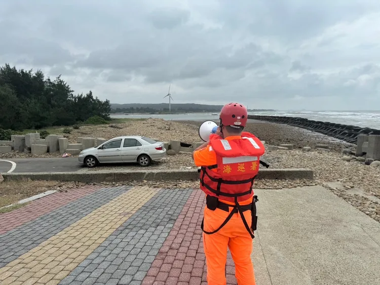 海巡人員廣播勸離逗留海邊車輛。第八岸巡隊提供