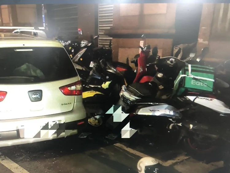 曾男愛車右側整個烤漆也都被刮花，自己也相當心疼。翻攝畫面
