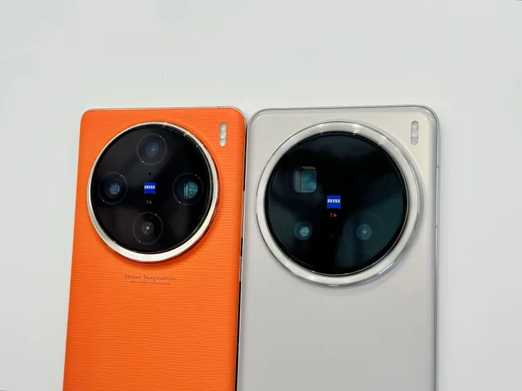 X200 Pro（右）相比X100 Pro（左）在主鏡頭方面提升至2億畫素。趙筱文 攝