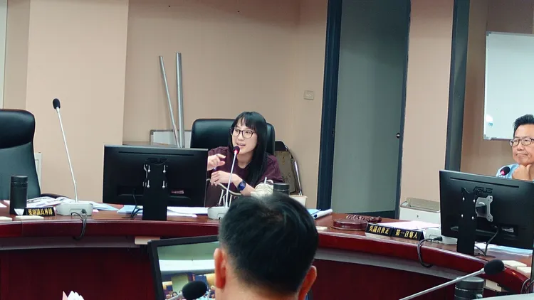 耿葳在昨（16日）教育委員會工作報告時，針對大巨蛋對體育局提出質詢。翻攝耿葳臉書