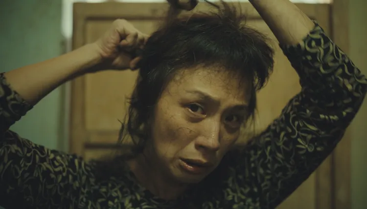 黃采儀為戲親自落髮。客家電視台提供