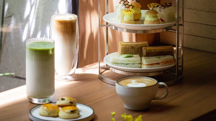 「北緯二十三」推出持1000元面額振興券，只需再支付128元，即可享用價值1280元+10%的雙人下午茶套餐。業者提供