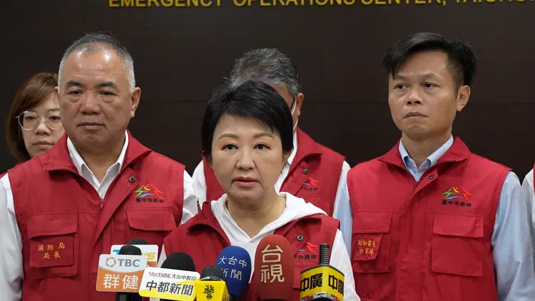 盧秀燕說，明天是否停班課將於晚間8時宣布，「目前有機會」。市府提供