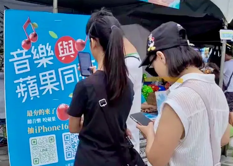 「音樂與蘋果同行」活動現場，民眾掃描QRcode加入《壹蘋新聞網》官方Line。《壹蘋新聞網》攝
