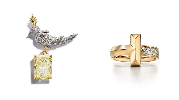 Tiffany Jean Schlumberger by Tiffany石上鳥高級珠寶系列鉑金與18K金鑲嵌主石逾15克拉濃彩黃鑽鑽石胸針（左）、T1黃K金鑲鑽寬版戒指（右）16萬4000元。品牌提供