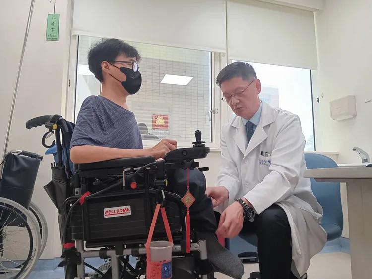范洪春醫師幫何先生檢查。童綜合醫院提供