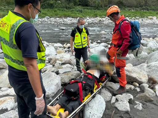 中橫公路夫妻雙載遭轎車擦撞 夫摔落大甲溪慘死!妻重傷搶救中