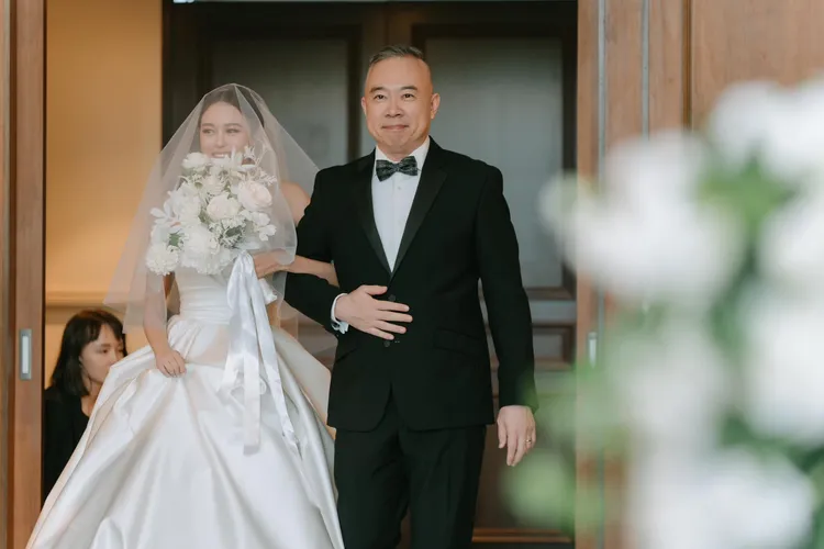 繼父高先生牽著洪美福進場。翻攝施羽臉書