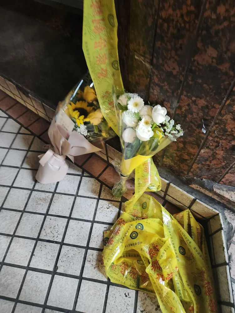 15歲少年偷開車撞進麵線店，造成3死2傷慘劇，民眾默默獻花哀悼亡者。右圖翻攝臉書我是東湖人