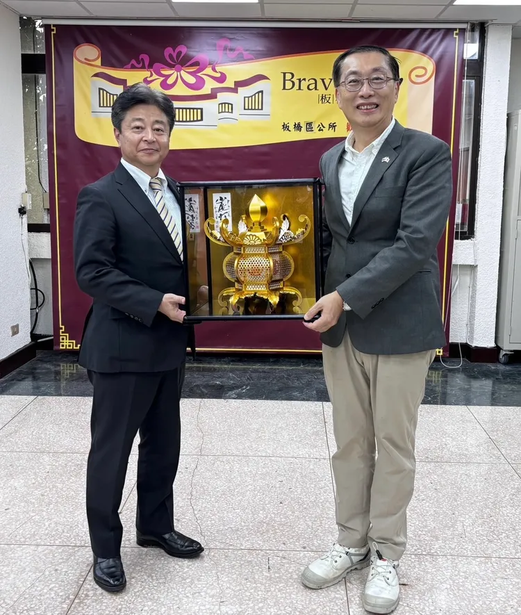 雙方互贈燈籠，深化彼此友誼。公所提供