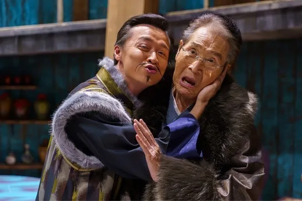 石英（右）與何豪傑在《孟婆客棧》逗趣互動。民視提供