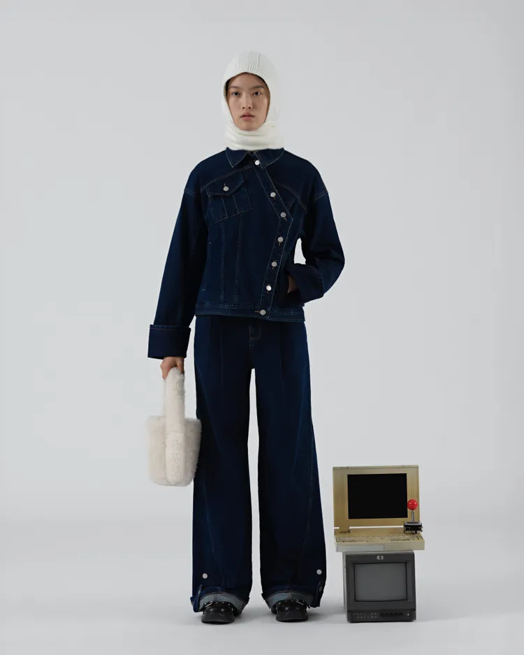 聯名系列採用可拆式鈕釦帶來更多變風格。品牌提供