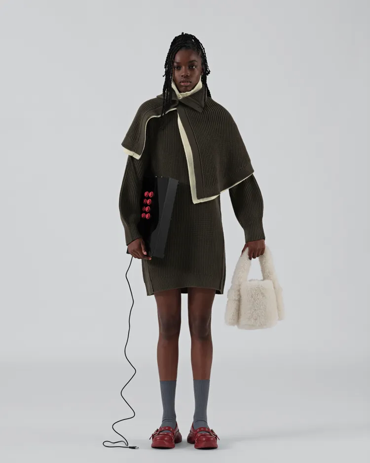 聯名系列運用精妙剪裁、層次設計重新詮釋經典款。品牌提供