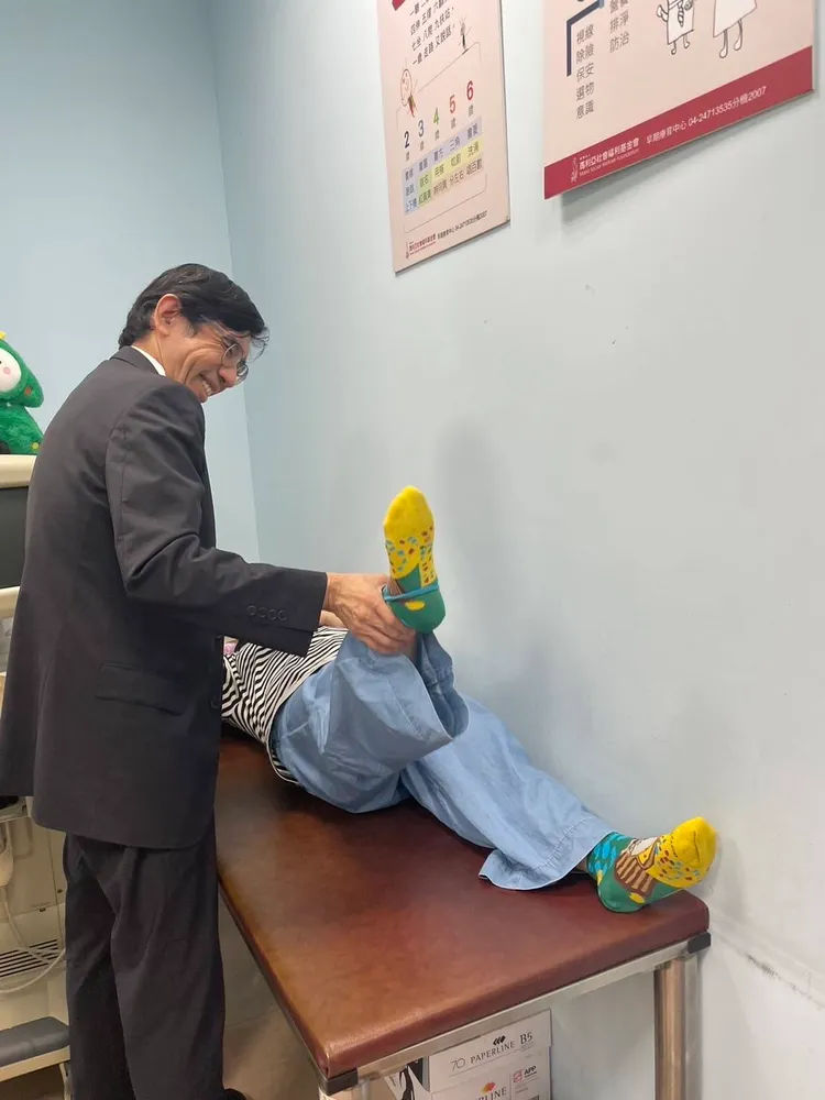 李光申醫師教導服務對象利用繩子或毛巾作復健，增加肌肉力量、改善平衡度。瑪利亞基金會提供