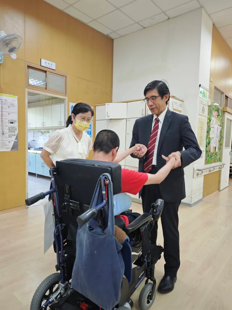 李光申醫師表示，腦性麻痺患者較一般人更早有骨質疏鬆問題，必需利用輔具運動增加肌肉力量。瑪利亞基金會提供