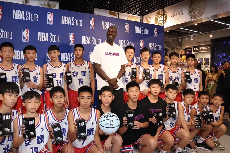 Kevin Garnett與安康國中男籃合影。莊宗達攝