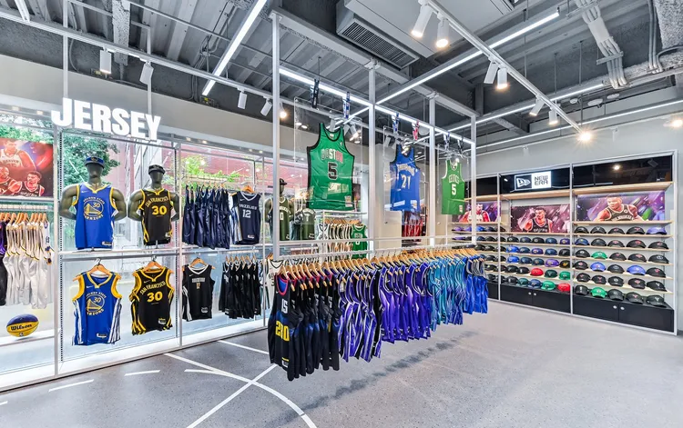 《NBA FLAGSHIP STORE TAIPEI》帶來齊全的NBA周邊。品牌提供