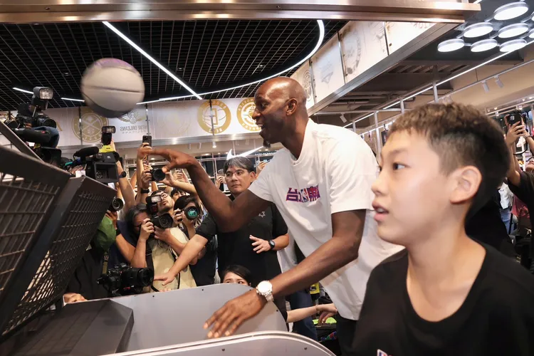 Kevin Garnett與安康國中男籃成員以投籃機比拼球技。莊宗達攝