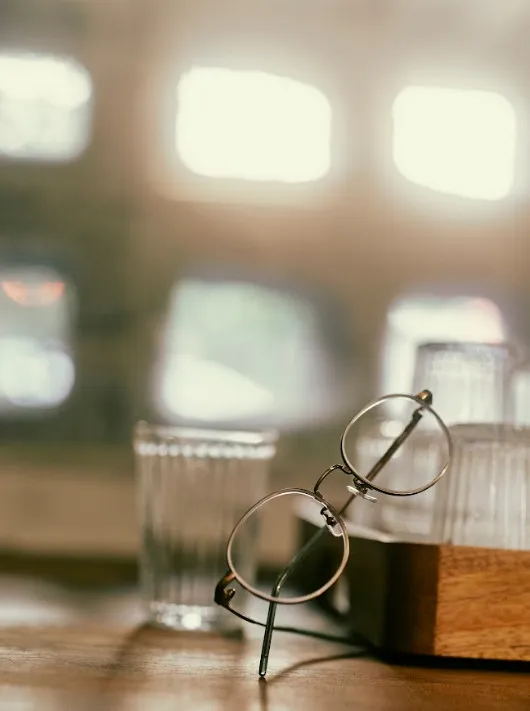 「JINS 2024日本製秋冬系列」採用鏡腳尾端配重設計，能平衡重心，讓眼鏡在佩戴時更加穩定