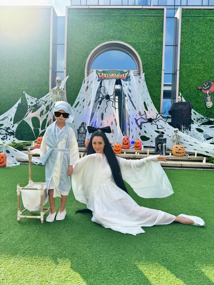 關穎和兒子分別扮成聶小倩和甯采臣。