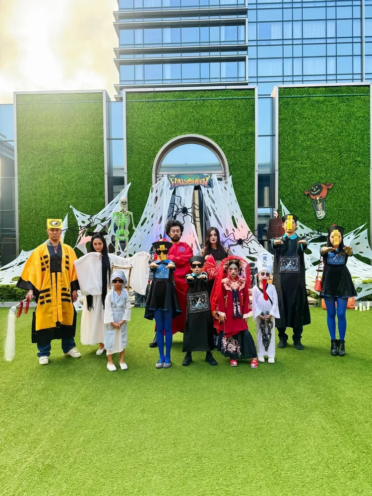 關穎和友人參加萬聖派對。