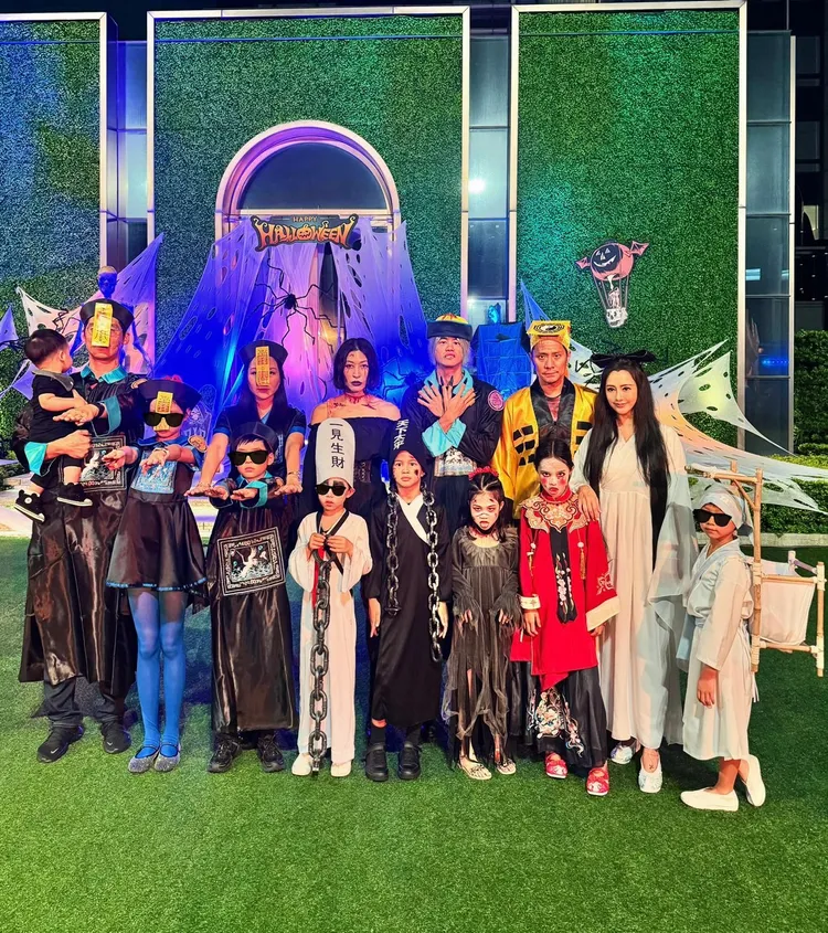 關穎一家和友人都認真裝扮。