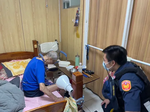 99歲阿公跌坐地上！88歲妻子無力扶起　龍潭暖警馳赴救援