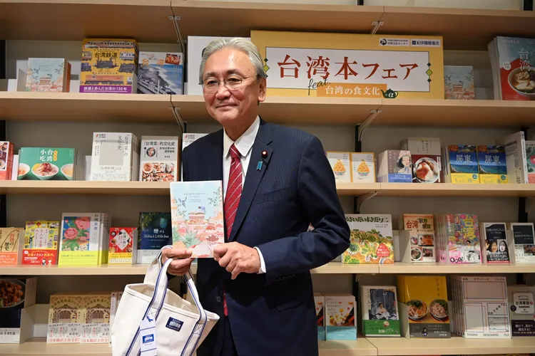 日華議員懇談會會長暨眾議員古屋圭司力推本年度《台灣書旅》小冊。文化部提供