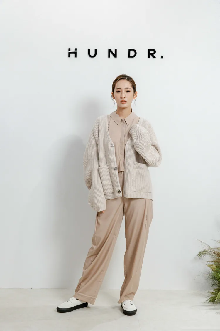 王棠云搭配半開襟開扣連袖天絲襯衫（沙丘杏）5080元、低腰打褶修身長褲（沙丘杏）4880元、繭形羊毛開襟衫6680元。品牌提供