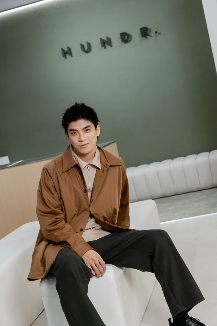 林哲熹搭配半開襟拉鍊天絲襯衫（沙丘杏）4880元、立體織紋打褶長褲（海墨黑）3580元、輕量鋪棉天絲襯衫外套（麥田棕）9680元。品牌提供