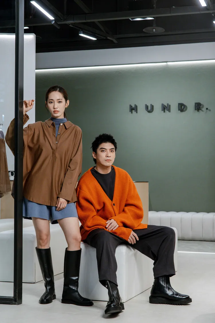 王棠云（左）、林哲熹（右）以HUNDR.秋冬新品示範簡約時髦。品牌提供