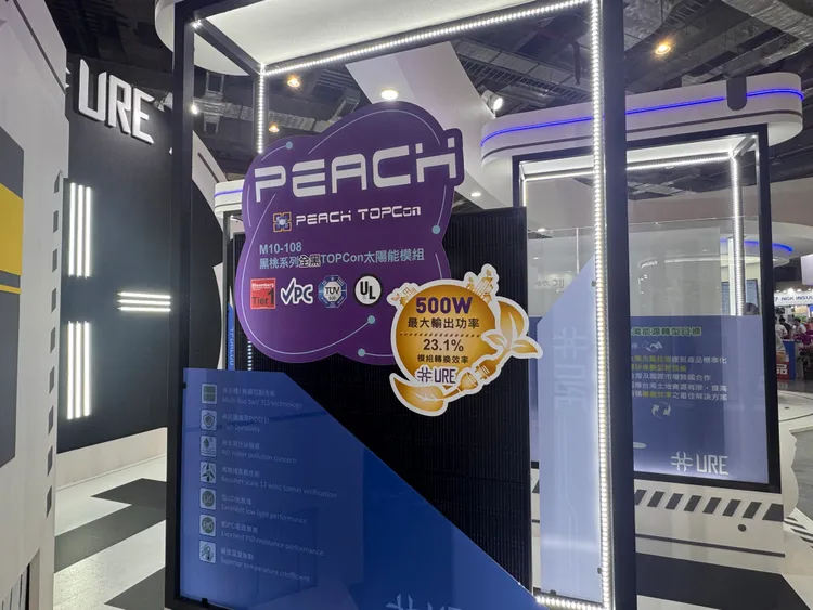 聯合再生能源推出防眩光效果更升級的 TOPCon 全黑模組。呂承哲攝