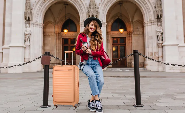 柔和「杏紅」新色點綴出亮眼視覺。品牌提供