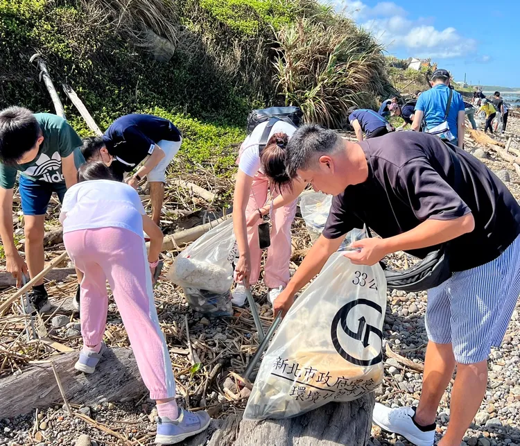 森崴能源員工帶著小朋友淨灘，從小教育環境保育的重要性。森崴能源提供