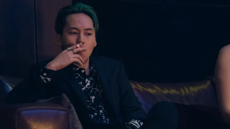 《愛愛內含光》中巫建和飾演賭場經理，與林哲熹上演男男戀。Netflix提供